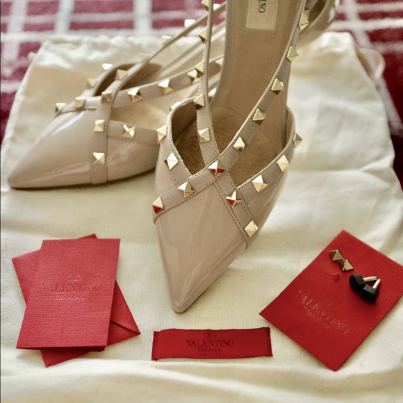 VALENTINO GARAVANI
Rockstud Crisscross D'Orsay Pumps - Picture 10 of 12